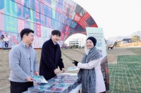  동국제강, 서울도시건축비엔날레 조형물 소재 '럭스틸' 마우스 패드 나눔