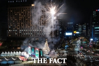  '도심 속 크리스마스'...불 밝힌 서울광장 트리 [포토]