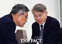  민형배 의원과 머리 맞댄 허민 국가유산청장 [TF사진관]