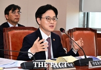  질의에 답변하는 김정관 장관 [포토]