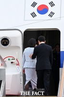  '퍼스트 레이디 먼저' 김혜경 여사 에스코트 하는 이재명 대통령 [포토]