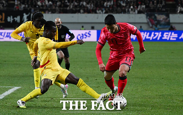 대한민국과 가나의 A매치 친선경기가 18일 오후 서울 마포구 서울월드컵경기장에서 열린 가운데 황희찬이 드리블을 시도하고 있다. /서울월드컵경기장=박헌우 기자