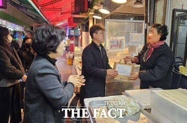 부천시약사회가 제일시장 상인들에게 일반의약품을 무료로 배부하고 있다. /부천시