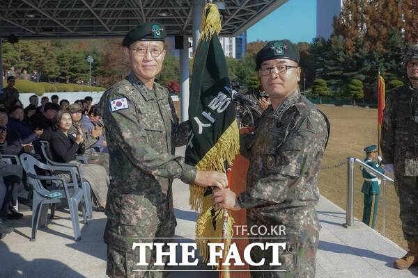 김규하 육군참모총장(왼쪽)이 18일 제42대 육군군수사령관으로 취임한 박춘식 중장(오른쪽)에게 부대기를 전수하고 있다. /육군 군수사령부