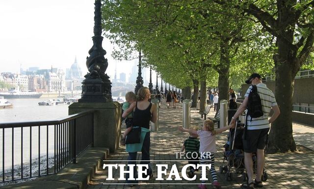 런던 템즈강변 사우스뱅크 지역의 수변 보행공간에서 한 가족이 산책하고 있다. /김경배
