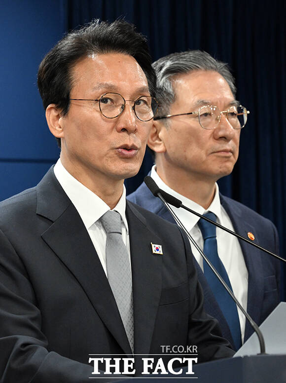 김민석 국무총리(가운데)가 18일 오후 서울 종로구 정부서울청사에서 론스타 ISDS 취소위원회의 한국 정부 승소 결정 결과를 브리핑 하고 있다. /임영무 기자