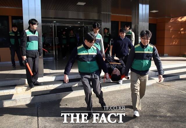 서울 중구 장충동에 본사를 둔 태광그룹 4개 계열사 태광산업·대한화섬·티시스·티알엔 임직원들이 18일 지진 상황을 가정한 전사적 대피 훈련을 실시했다. 임직원들이 환자 구조 훈련을 하고 있다. /태광그룹