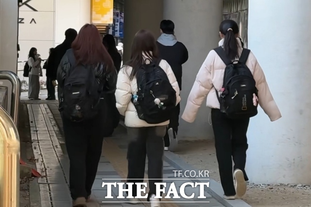 17일 오후 서울 마포구 홍대입구역 인근에서 만난 수험생들. / 서울 마포구=김민지 기자