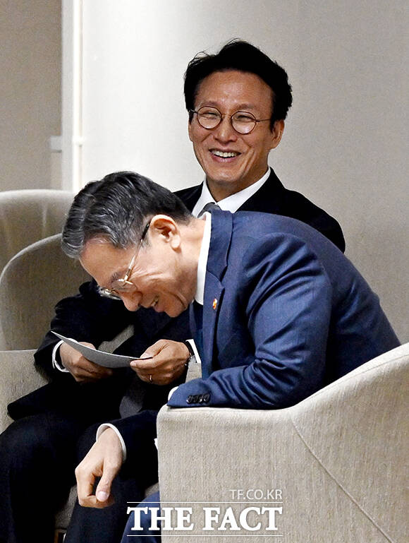 김민석 국무총리(가운데)가 18일 오후 서울 종로구 정부서울청사에서 론스타 ISDS 취소위원회의 한국 정부 승소 결정 결과를 브리핑 하고 있다. /임영무 기자