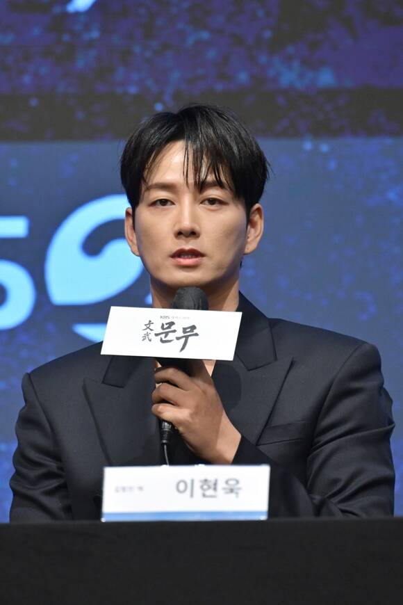 배우 이현욱이 '문무'에서 냉철한 승부사 김법민 역으로 극을 이끈다. /KBS