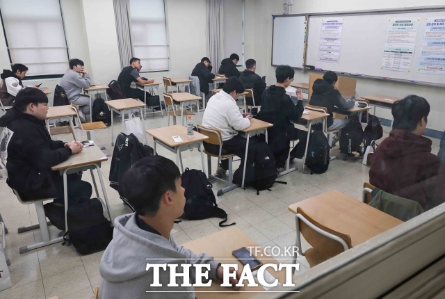 교사노동조합연맹, 전국교직원노동조합(전교조), 한국교원단체총연합회(교총) 등 교원 3단체는 18일 고교학점제에 대한 학생 의견 조사 결과를 발표했다. 사진은 2026학년도 대학수학능력시험이 실시된 지난 13일 오전 서울 용산구 용산고등학교에서 수험생들이 시험 준비를 하는 모습. /더팩트 DB