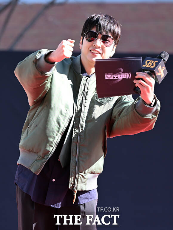 개그맨 유재필이 18일 오후 서울 양천구 목동 SBS에서 열린 모범택시3 레드카펫 행사에서 진행에 앞서 포즈를 취하고 있다. /이새롬 기자