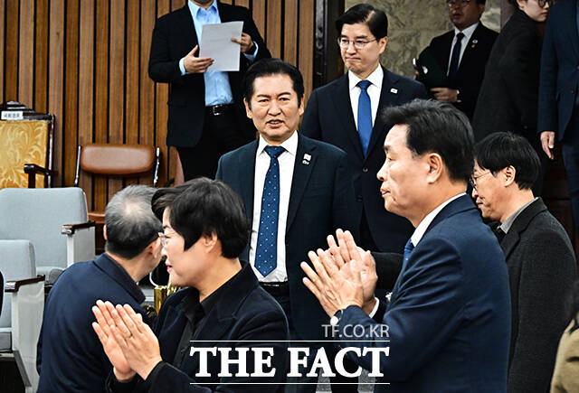 일각에서는 정청래 대표가 강성 당원을 등에 업고 연임을 위한 발판으로 활용하는 것 아니냐는 지적도 나온다. /배정한 기자