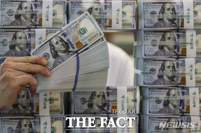 CNBC·야후파이낸스 등 외신에 따르면 크리스토퍼 월러 미국 연방준비제도(Fed·연준) 이사는 17일(현지시간) 12월 회의에서 기준금리를 0.25%포인트 추가 인하해야 한다고 밝혔다. /뉴시스