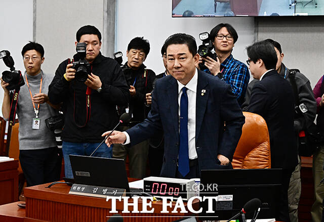 김병기 운영위원장이 18일 오전 서울 여의도 국회에서 열린 운영위원회 전체회의에 참석하고 있다.