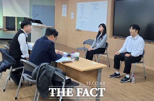 한남대학교 대학일자리플러스센터가 17일 재학생 및 졸업생을 대상으로 실제 기업의 현직 인사담당자가 직접 면접관으로 참여하는 ‘2025학년도 고학년 취업캠프(모의면접) 프로그램’을 운영했다. /한남대학교