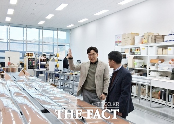 정학수 대전지방조달청장(오른쪽)이 18일 대전 유성구 소재 혁신제품 제조기업인 나노일렉트로닉스를 방문해 생산현장을 방문했다. /대전지방조달청