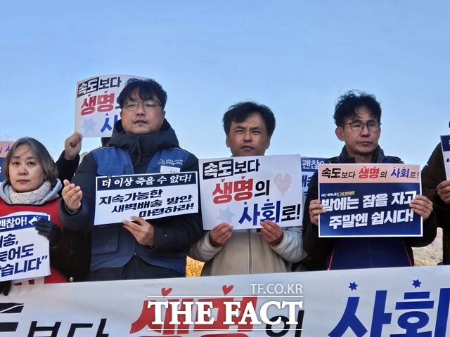 전국택배노동조합 서울지부 등 204개 시민사회단체는 18일 오전 서울 종로구 광화문광장 이순신 동상 앞에서 기자회견을 열고 쿠팡을 비롯한 모든 택배사는 노동자의 생명 보호를 위한 사회적 책임을 다하고, 3차 사회적 합의에도 성실히 임해야 한다고 촉구했다. /이다빈 기자