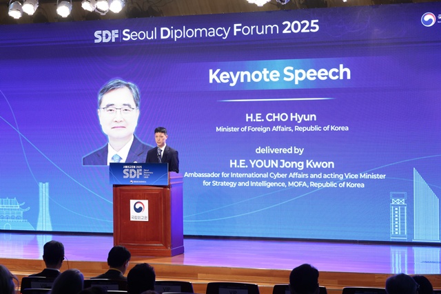 조현 외교부 장관은 18일 윤종권 외교부 국제사이버협력대사(사진)가 대독한 2025 서울외교포럼 기조연설을 통해 “한국이 안보 측면에서 가장 우선할 과제는 전쟁을 예방하고, 한반도가 무력 충돌의 촉발점이 되지 않도록 하는 것”이라며 “핵 없는 한반도는 포기해선 안 될 절대적 과제”라고 밝혔다. /외교부
