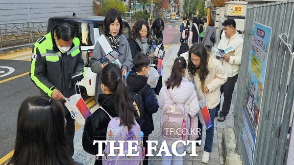 대전시가 18일 유관기관들과 함께 대전복수초등학교에서 어린이 약취·유인 예방 캠페인을 했다. /대전시