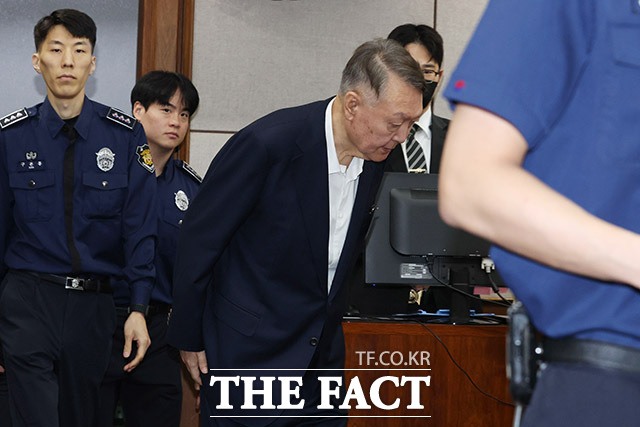 윤석열 전 대통령이 지난 9월26일 서울 서초동 서울중앙지법에서 열린 특수공무집행방해 혐의 재판에 출석하고 있다. /사진공동취재단