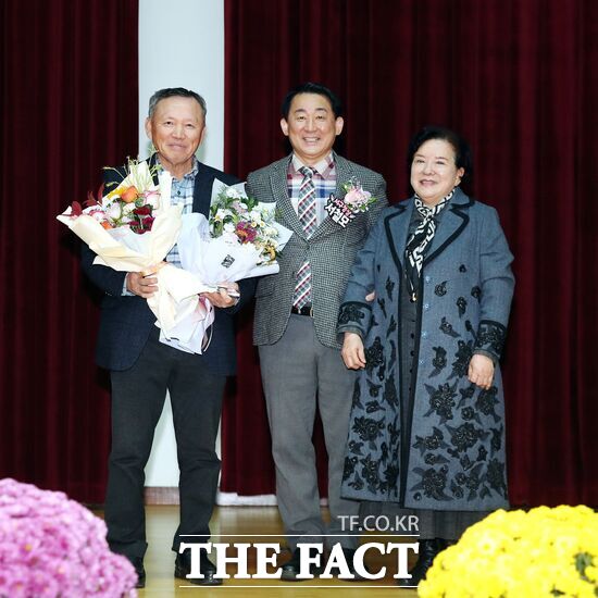 대전 서구는 18일 기성종합복지관에서 ‘제18회 서구 농업인 화합전진대회’를 개최했다. 서철모 청장이 농촌지도자 서구연합회 김영학, 윤명순 회원에게 표창장을 전달했다. /대전 서구