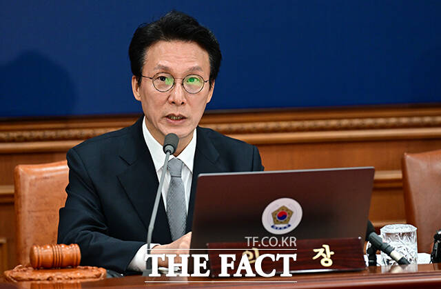 김민석 국무총리는 18일 정부서울청사에서 국무회의를 주재하고 헌법존중 정부혁신 태스크포스(TF)에 대해 신속한 헌정질서 회복과 공직사회 통합을 위한 불가피한 국정안정 조치라고 밝혔다. /임영무 기자