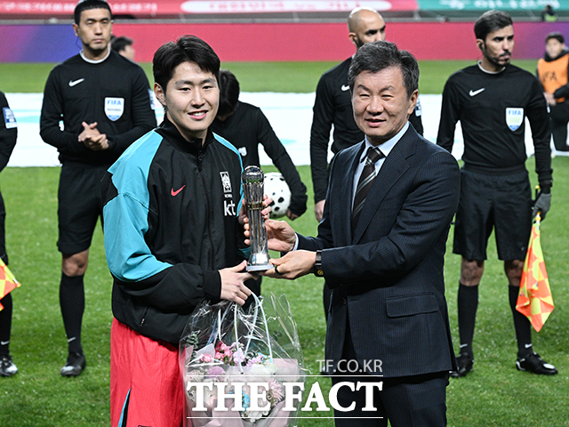 대한민국과 가나와의 평가전이 18일 오후 서울 마포구 서울월드컵경기장에서 열린 가운데 이강인이 'AFC 올해의 국제선수상'을 수상하고 있다./서울월드컵경기장=박헌우 기자