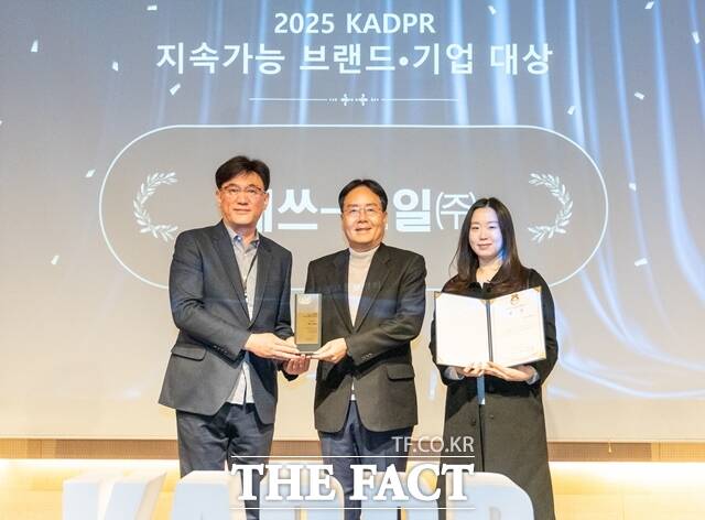 이영호 에쓰오일 영업전략부문장(가운데)과 한광석 한국광고홍보학회장(왼쪽 첫번째)이 15일 2025 대한민국 지속가능브랜드 대상 기념사진을 촬영 중이다. /에쓰오일