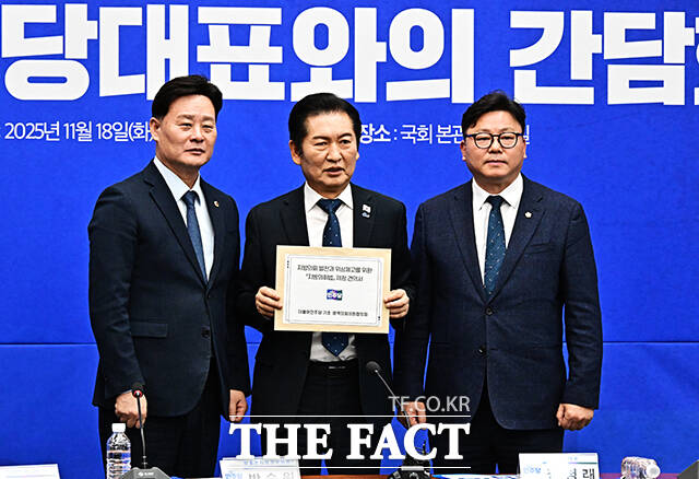 정청래 더불어민주당 대표(가운데)가 18일 오전 서울 여의도 국회에서 열린 ‘당대표-전국기초·광역의회의원협의회 간담회’에 참석해 지방의회법 제정 추진 공동서명식을 진행하고 있다. /국회=배정한 기자