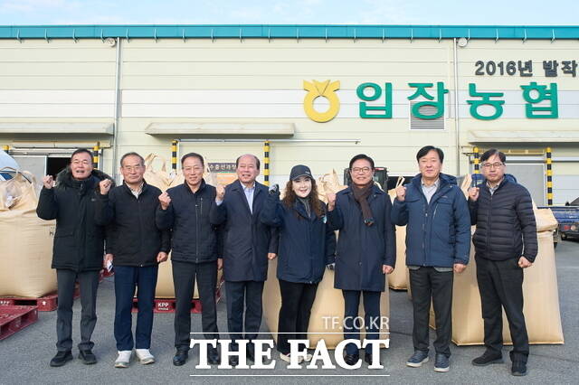 김석필 천안시장 권한대행 부시장이 18일 입장면 공공비축미 수매 현장을 찾아 농업인을 격려한 뒤 참석자들과 기념촬영을 하고 있다. /천안시