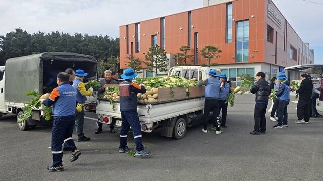 포스코 포항제철소 에코팜봉사단이 17일 직접 재배한 농산문을 지역 소외계층에게 전달했다. / 포스코