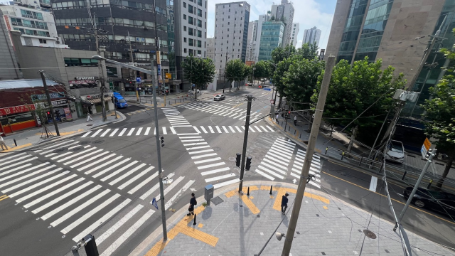대각선횡단보도 설치 후 교통안전 개선 효과가 뚜렷한 것으로 나타났다. 사진은 당산동아아파트 앞 교차로 모습. /서울시