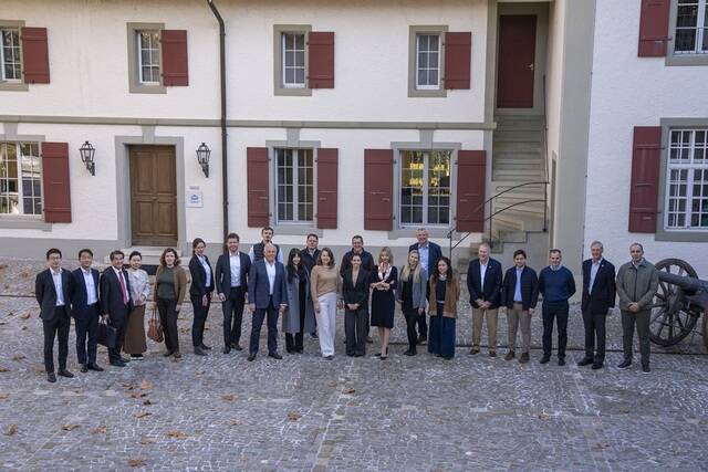 스위스 국립은행 재단 연수시설 게르첸제에서 심형석 테크메이트 대표(왼쪽 두번째)와 글로벌 금융기관, 투자자들이 기념촬영을 하고 있다. / 테크메이트코리아대부