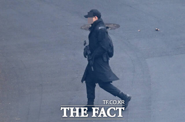 윤석열 전 대통령이 2차 체포영장 집행을 앞두고 당시 대통령경호처 직원들에게 지지율이 올라가고 있으니 설 명절까지 버티면 해결될 것이라는 취지로 말했다는 법정 증언이 나왔다. 윤 전 대통령에 대한 2차 체포영장 집행이 임박한 지난 1월 13일 오후 서울 용산구 한남동 대통령 관저에서 경호처 관계자가 소총을 지닌 채 경내를 이동하고 있다./이새롬 기자