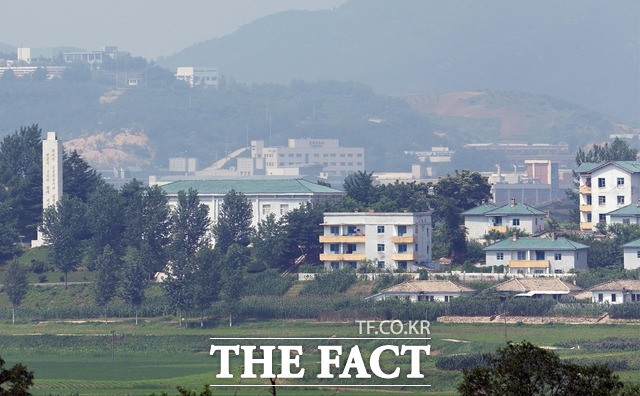 18일 서울 서초구 국립외교원에서 열린 ‘2025 서울외교포럼’ 제1세션에선 ‘변화하는 국제질서 속 한국의 실용외교’에 대한 토론이 진행됐다. 사진은 경기 파주시 판문점 3초소에서 바라본 북한 기정동 마을너머의 개성공단 모습이다. /더팩트DB