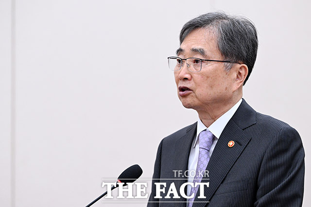 조현 외교부 장관(사진)은 18일 평화 공존 노력을 한반도에 국한돼선 안 된다며 한미일 간 삼자 협력 강화와 동시에 지역 안정 촉진 노력의 일환으로 한중일 협력을 추진할 것이라고 전했다. 조현 외교부 장관이 지난달 13일 오전 서울 여의도 국회에서 열린 외교통일위원회 국정감사에서 업무보고를 하고 있다. /남용희 기자