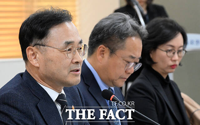 차정인 국가교육위원장(오른쪽 세 번째)이 18일 오후 서울 종로구 정부서울청사에서 열린 고등교육특별위원회 위촉식 및 제1차 회의에 참석해 모두발언을 하고 있다. /임영무 기자