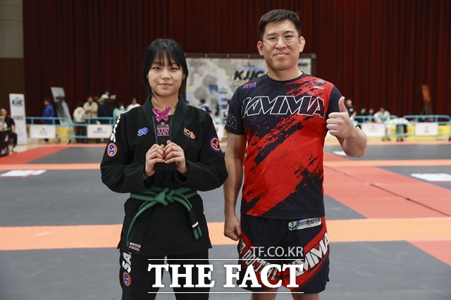 영남권 메이저 주짓수 대회 ‘뽀빠이연합의원K주짓수챔피언십4’에서 여성부 -65kg 토너먼트에 출전한 ‘여중생 파이터’ 김태윤(킹덤수성)은 성인들을 상대로 모두 승리하며 여중생의 위엄을 보여줬다. /KMMA