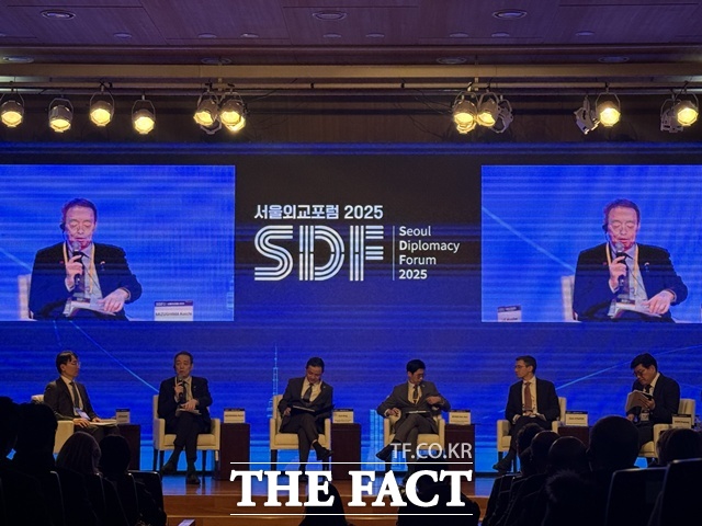 ‘2025 서울외교포럼’에서 변화하는 국제질서를 논의하던 패널들은 북한 변수를 배제하고 동아시아 협력을 얘기할 수 없다는데 뜻을 모았다. 사진은 왼쪽부터 이문희 국립외교원 외교안보연구소 소장, 미즈시마 코이치 주한일본대사, 다이 빙 주한중국대사, 웡 카이 쥔 주한싱가포르대사, 잭 쿠퍼 미국기업연구소 선임연구원, 전재성 서울대 교수다. /정소영 기자