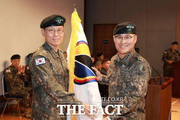 김규하 육군참모총장(왼쪽)이 강관범 신임 육군교육사령관(오른쪽)에게 18일 부대기를 전수하고 있다. /육군교육사령부