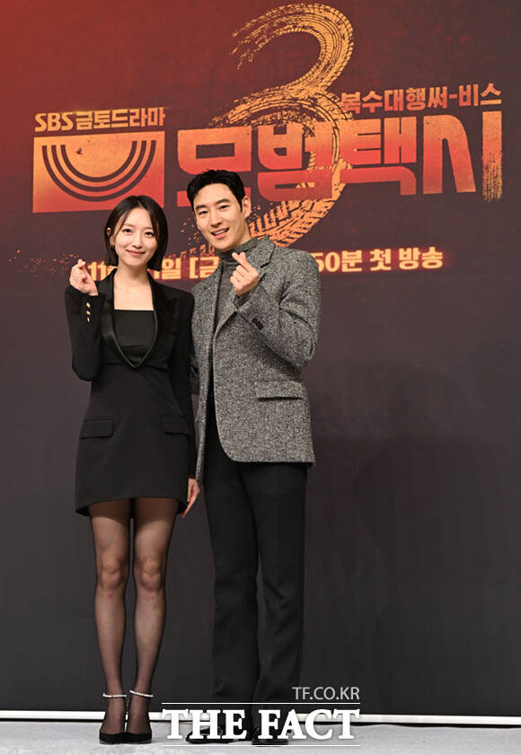 배우 표예진(왼쪽)과 이제훈이 18일 오후 서울 양천구 목동 SBS에서 열린 '모범택시3' 제작발표회에 참석해 포즈를 취하고 있다. /이새롬 기자