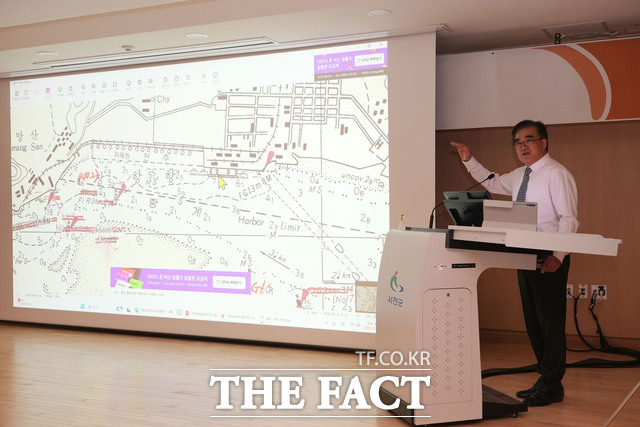 17일 서천군청 대회의실에서 김기웅 군수가 공직자들을 대상으로 금강하구 해수유통과 관련해 정책 방향을 설명하고 있다. /서천군