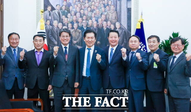 김돈곤 청양군수(왼쪽서 3번째)를 비롯한 7개 단체장들이 17일 국회를 찾고 정청래 민주당 대표를 만났다. /청양군