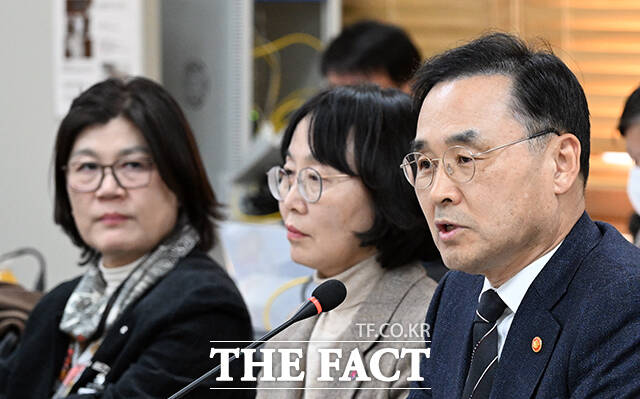 차정인 국가교육위원장(오른쪽 세 번째)이 18일 오후 서울 종로구 정부서울청사에서 열린 고등교육특별위원회 위촉식 및 제1차 회의에 참석해 모두발언을 하고 있다. /임영무 기자