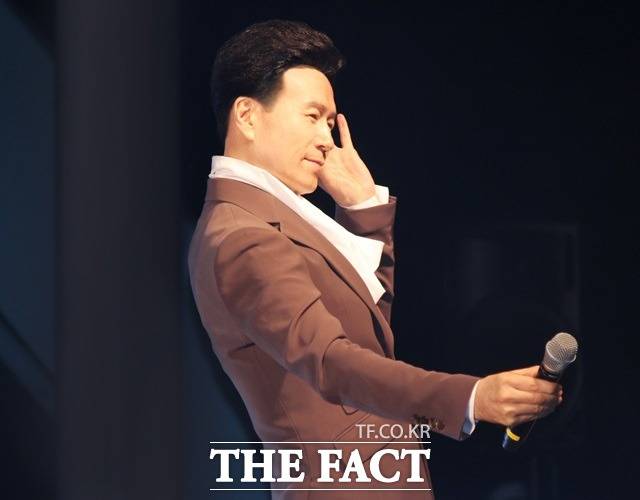 가수 강진이 오는 12월 5일, 가수 태진아의 연말 디너쇼 무대에 특별 게스트로 출연한다. 태진아 역시 디너쇼를 준비하며 공들여 강진을 초빙할 만큼, 그의 위상과 신뢰는 단순한 인기 이상의 의미를 갖는다. /더팩트 DB