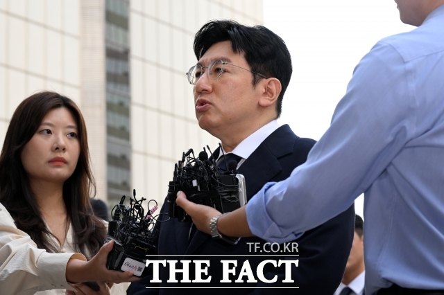 서울경찰청 금융범죄수사대는 18일 지본시장법상 사기적 부정거래 혐의를 받는 방 의장을 지난 5일 이후 2차례 추가로 불러 조사했다고 밝혔다. 방 의장은 지난 9월15일과 같은 달 22일에 이어 지난 5일 경찰에 출석해 조사 받았다. 사진은 자본시장법상 부정거래행위 금지 위반 혐의를 받는 방시혁 하이브 의장이 지난 9월15일 오전 서울 마포구 서울경찰청 광역수사단 청사에 출석하며 입장을 밝히는 모습. /서예원 기자