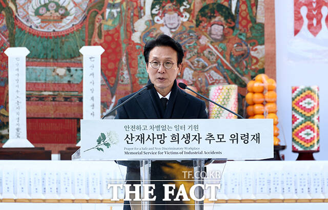 김민석 국무총리가 18일 오후 서울 종로구 조계사에서 열린 산재사망 희생자 추모 위령재에서 추모사를 하고 있다. /청사사진기자단