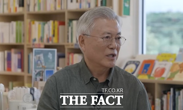 문재인 전 대통령이 17일 유튜브 평산책방 채널의 영상에 주인공으로 나서 전직 대통령 최초로 유튜버 데뷔했다. /평산책방 유튜브 영상 캡처