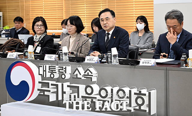 차정인 국가교육위원장(오른쪽 세 번째)이 18일 오후 서울 종로구 정부서울청사에서 열린 고등교육특별위원회 위촉식 및 제1차 회의에 참석해 모두발언을 하고 있다. /임영무 기자